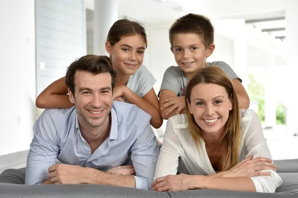 Familia feliz de cuatro sonriendo —  Fotos de Stock