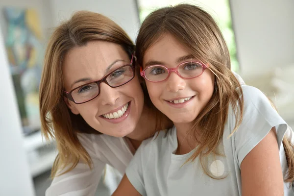 Mor och dotter bär glasögon — Stockfoto