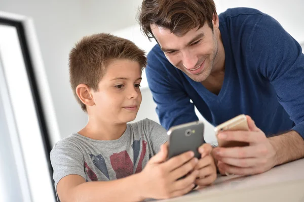 Padre e hijo jugando — Foto de Stock