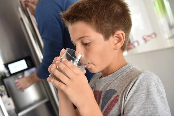 Menino bebendo água doce — Fotografia de Stock