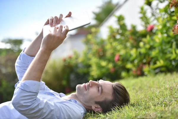 Man leest boek over digitale tablet — Stockfoto