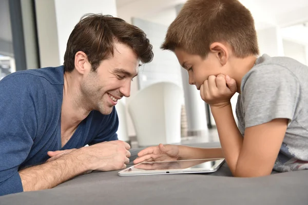 Отец и ребенок играют с планшетом — стоковое фото
