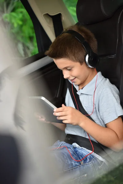 Niño viendo la película —  Fotos de Stock