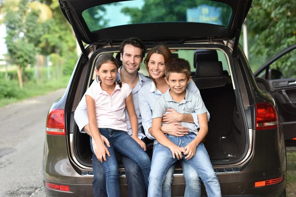 Família sentada no porta-malas do carro — Fotografia de Stock