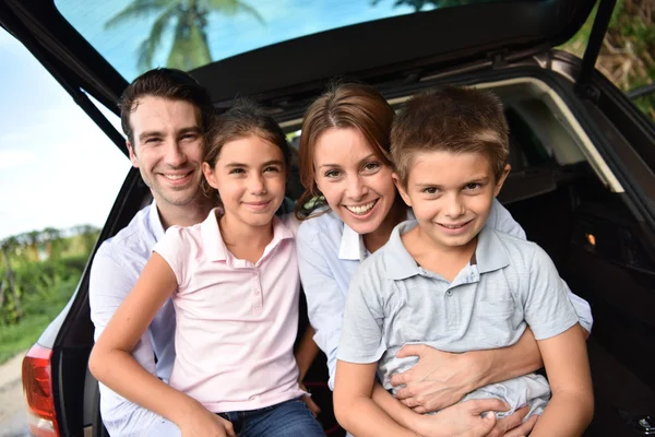 Família sentada no porta-malas do carro — Fotografia de Stock
