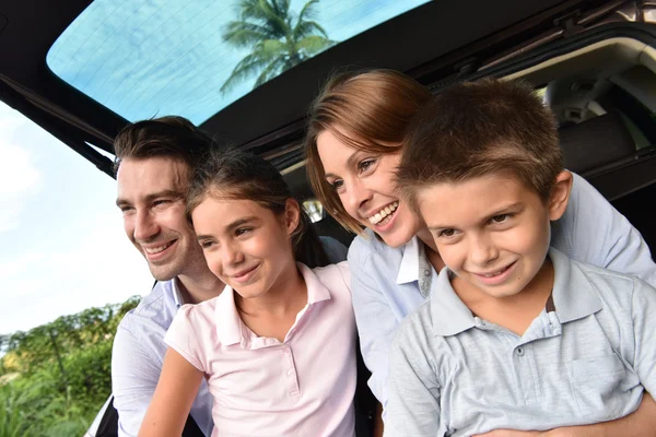 Familie zit in de kofferbak — Stockfoto