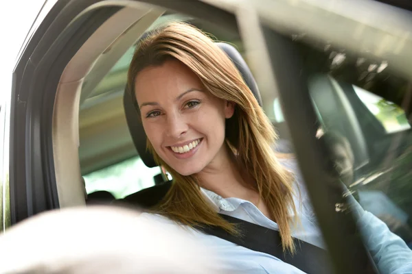 Mulher sentada no carro — Fotografia de Stock