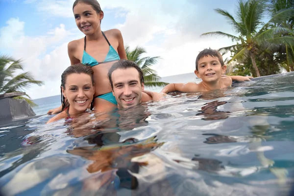 Familjen njuter av swimmingpool — Stockfoto