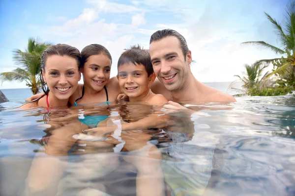 Familjen njuter av swimmingpool — Stockfoto