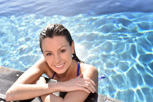 Schöne Frau im Schwimmbad — Stockfoto