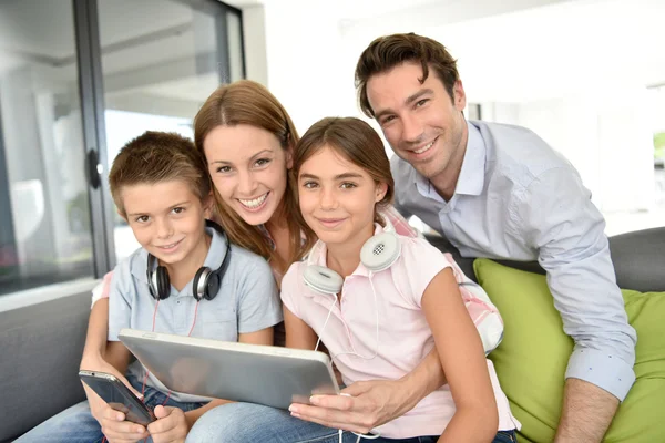 Familie spelen met Tablet PC Stockfoto