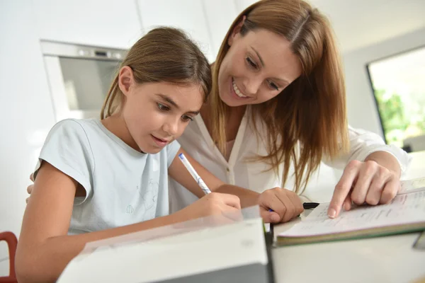 Mom helping daughter — Stock Photo, Image