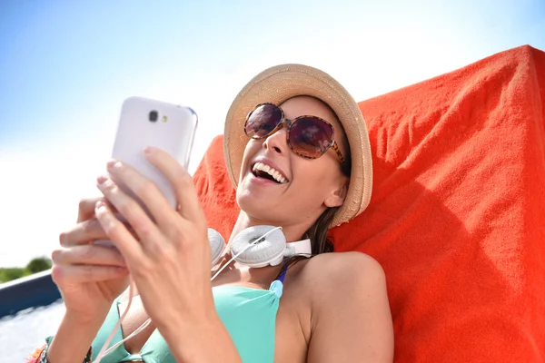 Chica relajante con smartphone — Foto de Stock