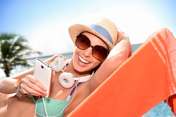 Mädchen entspannt mit Smartphone — Stockfoto