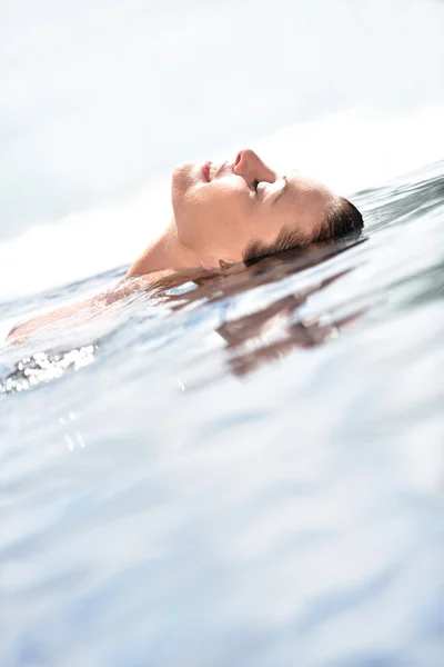 Mulher bonita relaxante — Fotografia de Stock