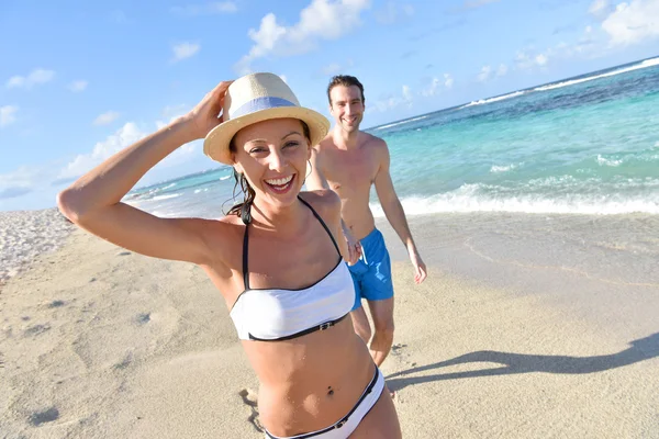 Cheerful couple running — Stock Photo, Image