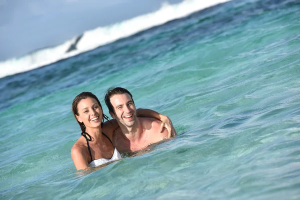 Casal desfrutando de banho de mar — Fotografia de Stock