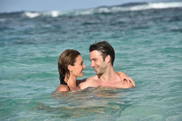 Pareja disfrutando de baño de mar —  Fotos de Stock