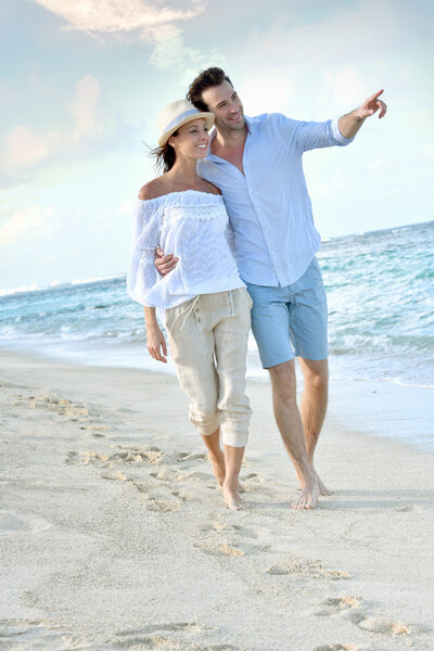 молодожены гуляют
