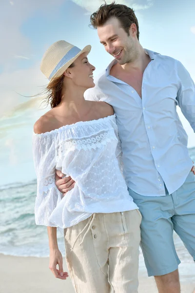 Just married couple walking — Stock Photo, Image