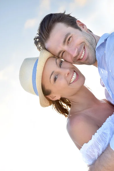 Casal alegre em férias — Fotografia de Stock