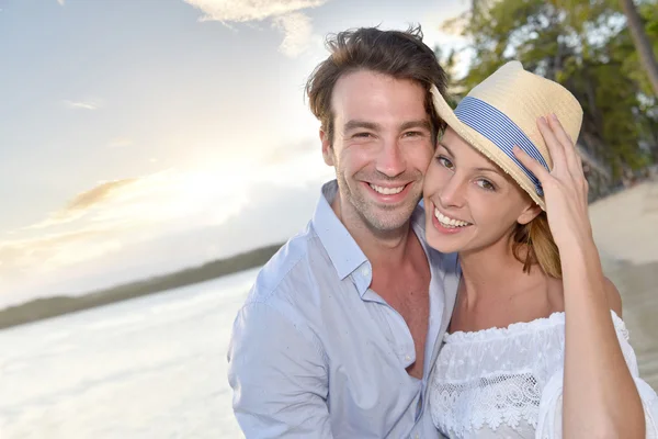 Casal alegre em férias — Fotografia de Stock