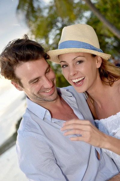Cheerful couple on vacation — Stock Photo, Image