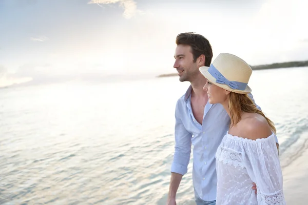 Just married couple walking — Stock Photo, Image