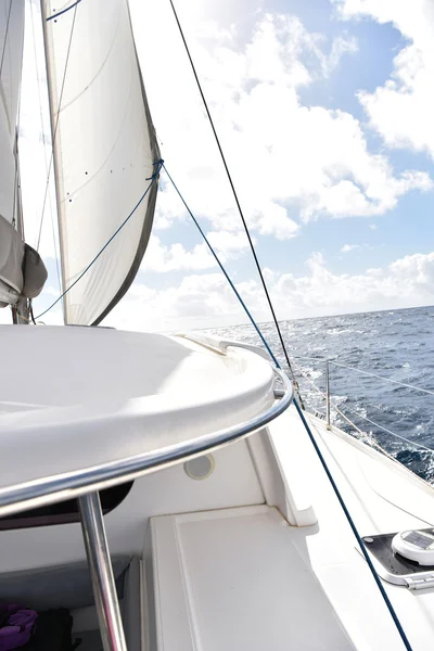 Catamarán navegando en el mar —  Fotos de Stock