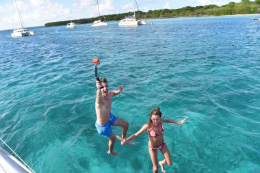 Çift kendini çekiyor.