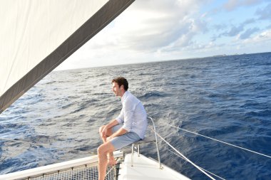 Yakışıklı adam saiboat üzerinde rahatlatıcı
