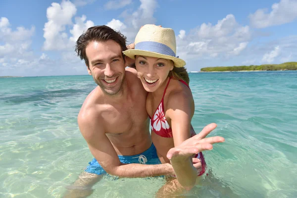 Casal alegre no mar — Fotografia de Stock