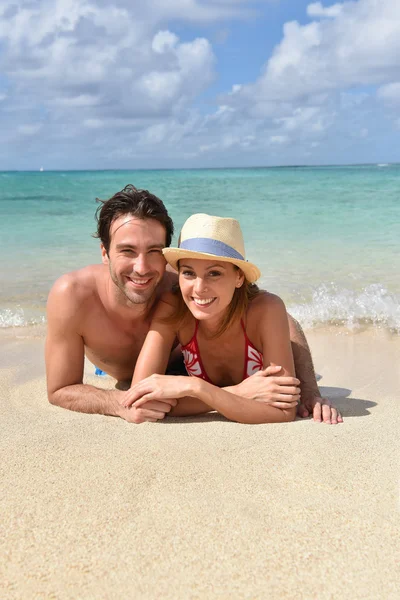 Couple relaxant sur la plage — Photo