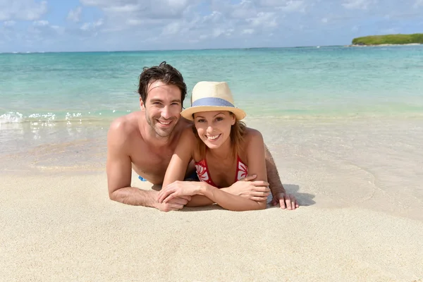 Casal relaxante na praia — Fotografia de Stock