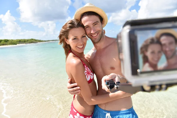 Couple prenant une photo selfie — Photo