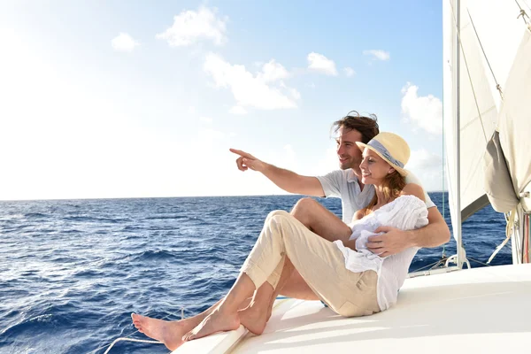 Pareja disfrutando de crucero a vela — Foto de Stock