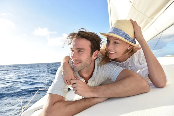 Pareja disfrutando de crucero a vela — Foto de Stock