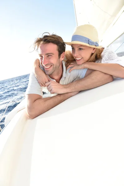 Casal desfrutando de cruzeiro à vela — Fotografia de Stock