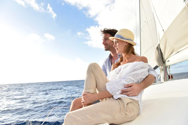 Pareja disfrutando de crucero a vela — Foto de Stock