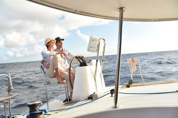 Casal sentado na roda — Fotografia de Stock