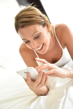 Akıllı telefon kullanan kadın