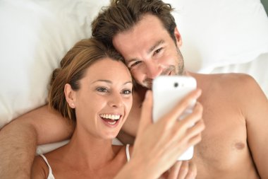 Akıllı telefon kullanan çift