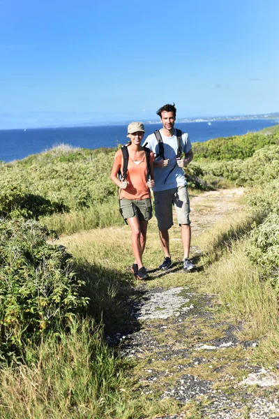 Casal em um dia de caminhada — Fotografia de Stock