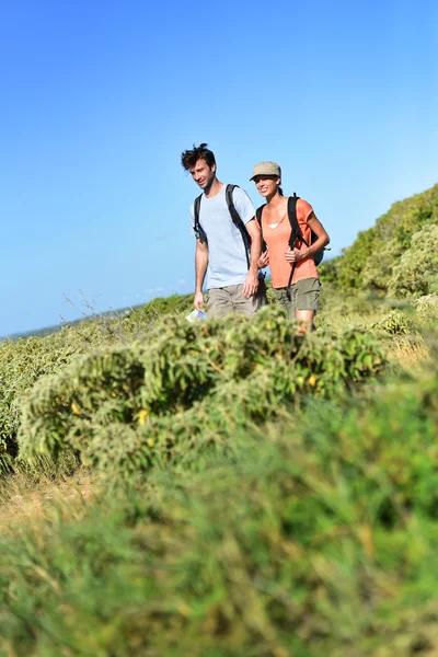 Paar auf einem Trekking-Tag — Stockfoto