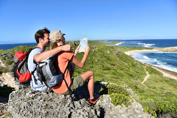 Wanderer schauen auf Karte — Stockfoto