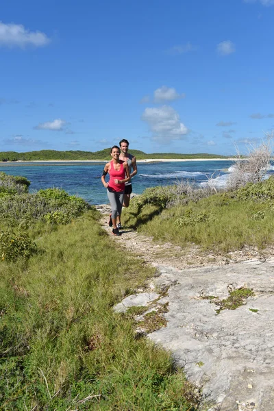 Joggare kör vid havet — Stockfoto