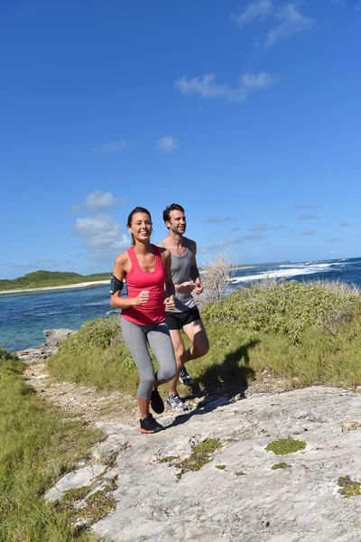 Joggare kör vid havet — Stockfoto