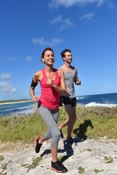 Joggare kör vid havet — Stockfoto