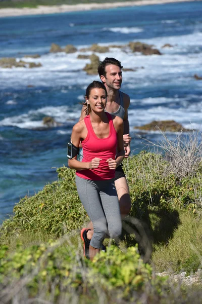 Joggers correre in riva al mare — Foto Stock