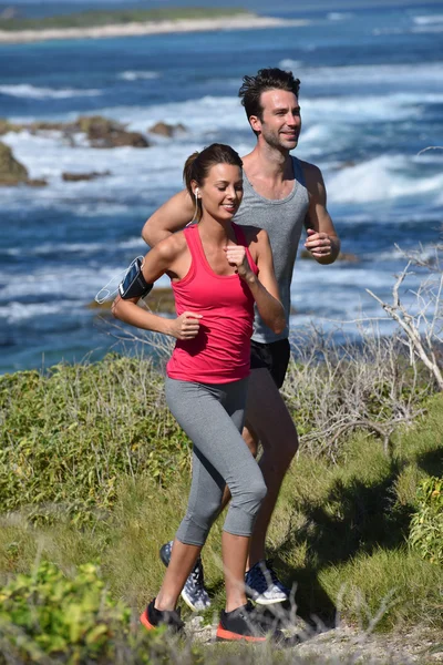 Joggers correre in riva al mare — Foto Stock